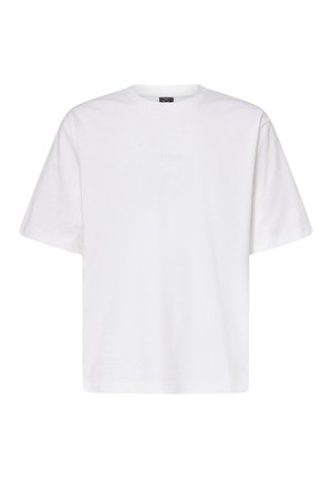 T-shirt bianca semplice a maniche corte con scollo rotondo, vestibilità leggermente squadrata e dettagli di cucitura sottili su sfondo bianco.