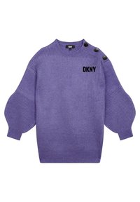Fialový žebrovaný svetr s kulatým výstřihem, balónovými rukávy a černými knoflíky na rameni. Na přední straně se nachází černé logo "DKNY".