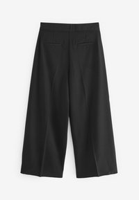 Schwarze weit geschnittene Hose aus einem glatten Stoff. Verfügt über zwei Gesäßtaschen und einen hohen Taillenbund. Maßgeschneidertes Design mit vorderen Falten.