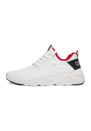 Biały sportowy sneaker z czerwoną podszewką przy kostce, czarnym paskiem na pięcie, sznurowaniem i teksturowaną podeszwą, widoczny od zewnętrznej strony.