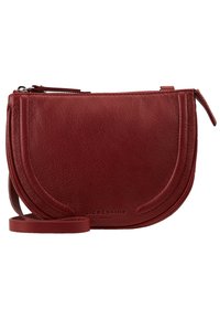 Czerwona skórzana torba na ramię o zaokrąglonym kształcie, zamykana na zamek błyskawiczny, z regulowanym paskiem. Charakteryzuje się gładką fakturą i wytłoczonym logo.
