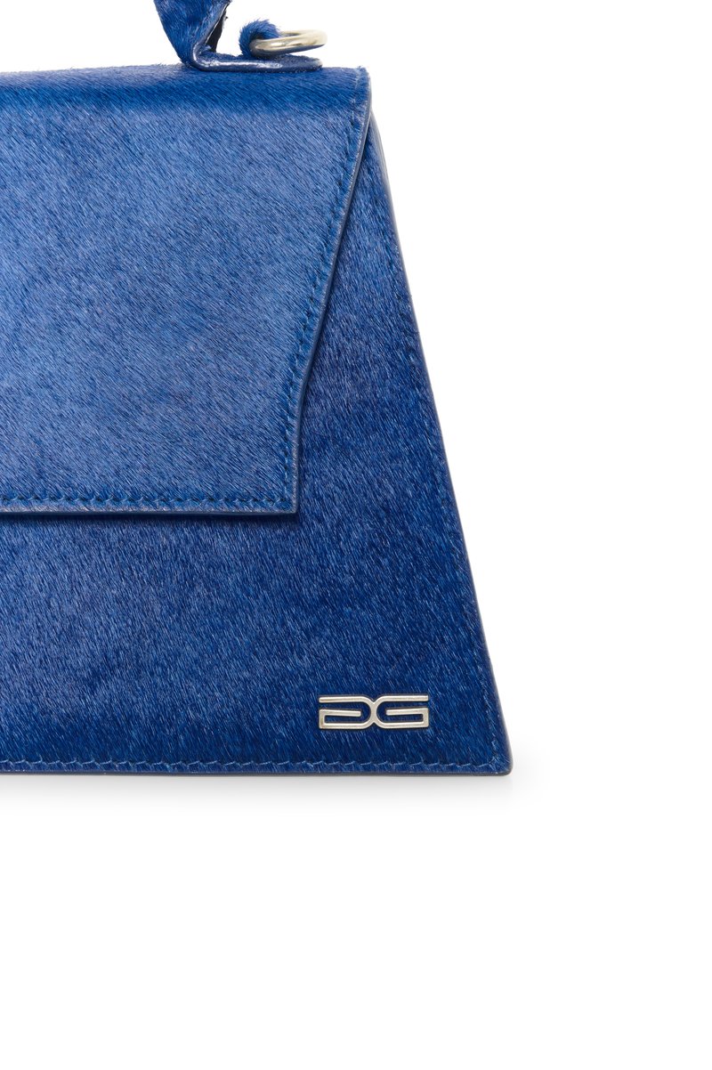 Blaues Handtasche mit dreieckiger Form, hergestellt aus strukturiertem Material. Verfügt über einen Klappenverschluss und silberne Hardware mit einem Logodetail.