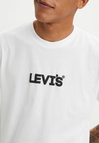 Levi's® RELAXED FIT - Camiseta estampada - original white