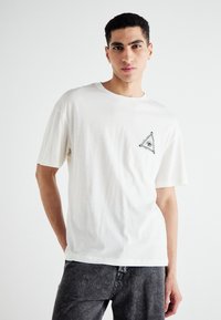 Jack & Jones JJMYSTIC TEE CREW NECK - Potiskana majica - cloud dancer