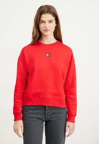 Tommy Jeans BADGE CREW EXT - Mikina - deep crimson