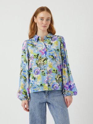 Bluse med blomsterdesign i lyseblå, med et mangfold av livlige blomster. Lange, rynkete ermer og klassisk krage. Mykt, glatt stoff.