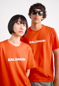 Salomon LOGO TEE UNISEX - T-shirt estampada - cherry tomato