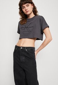 Calvin Klein Jeans EMBROIDERED MONOLOGO CROPPED  - Apdrukāts T-krekls - washed black