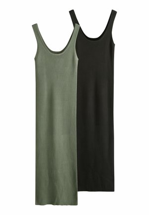 Zwei ärmellose, gerippte Strickkleider, eines in Olivgrün und eines in Schwarz, mit U-Boot-Ausschnitt und Midi-Länge, flach auf weißem Hintergrund liegend dargestellt.