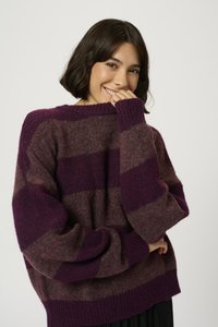 Pletený svetr v odstínech tmavě fialové a mauve, s širokými vodorovnými pruhy, ribbovaným výstřihem a oversized střihem. Měkká, texturovaná látka.