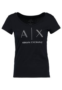 Černé bavlněné tričko s kulatým výstřihem. Obsahuje bílé logo "A|X" a "Armani Exchange" obklopené ozdobnými nýty.