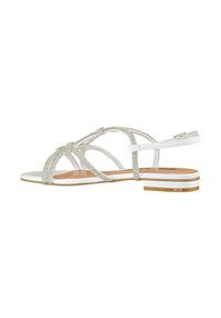 Sandalo bianco con tacco piatto, caratterizzato da cinturini con rifiniture metalliche, un design annodato e una superficie liscia. Adatto per occasioni casual o eleganti.