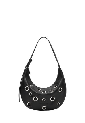 Czarna torebka w kształcie półksiężyca z ozdobami z srebrnych metalowych oczek oraz pojedynczym paskiem na ramię, zapięcie na suwak z boku.