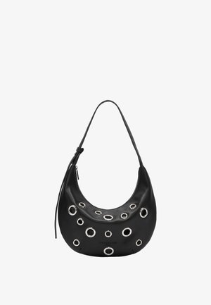 Borsa a mezzaluna nera con decorazioni in metallo argentato a occhiello e una tracolla singola, chiusura con zip sul lato.