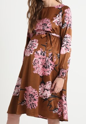 Braunblumiges Kleid mit großen pinken Blumen und schwarzen Akzenten, langen Ärmeln, einem Bindegürtel und einer lockeren Passform. Glatte, satinähnliche Textur.