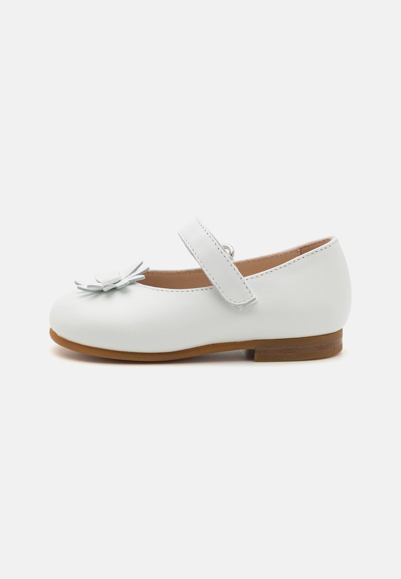 Bailarinas de cuero blanco con puntera redonda, pequeño tacón y un adorno de flor decorativa, que cuentan con una correa para un ajuste seguro.