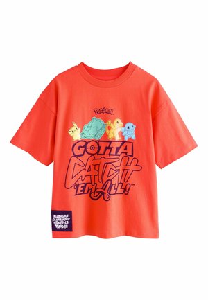 Lyseorange t-shirt med Pikachu, Bulbasaur, Charmander og Squirtle over teksten "Gotta Catch 'Em All!" og et lille sort mærke med navne.