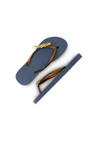Tongs en caoutchouc bleues avec des sangles marron présentant un design texturé, ornées d'un accent crocodile doré à l'avant.