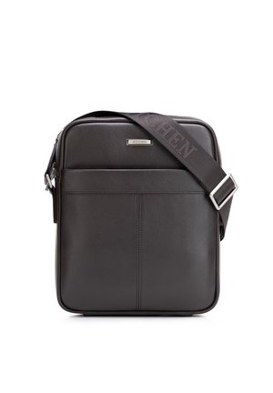 Czarna skórzana torba na ramię z przednią kieszenią, regulowanym szerokim paskiem oraz srebrną metką marki z napisem "WITTCHEN".