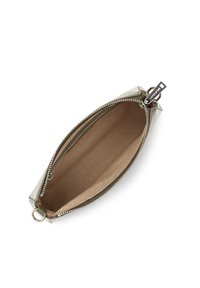 Busta metallica aperta che mostra un interno beige, con una chiusura a zip e un anello circolare su un'estremità per il fissaggio o il trasporto.