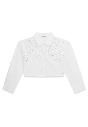 Camicia bianca tagliata con maniche lunghe, chiusura a bottoni e un motivo decorativo di piccoli elementi argentati sulla parte anteriore.