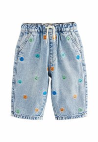 Gaiši zili džinsu šorti ar elastīgu jostu, baltu auklu un daudzkrāsainām izdurktām smaidošām seju plāksteriem zaļā, zilā, oranžā un dzeltenā krāsā.