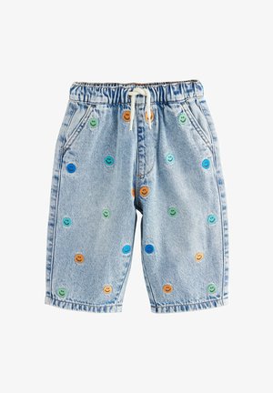 Shorts di jeans azzurri chiari con vita elasticizzata, cordoncino bianco e toppe ricamate a forma di faccina sorridente colorate in verde, blu, arancione e giallo.