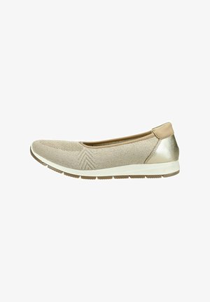 Zapato plano de punto color beige tipo slip-on con ribete marrón claro y detalle metálico dorado en el talón, suela blanca y suela exterior texturizada para mayor agarre.