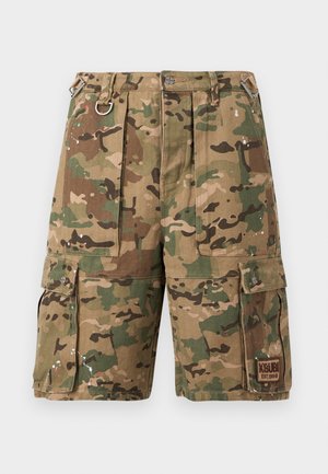 Tarnfarbene Cargoshorts mit mehreren Taschen, Metall-D-Ring und verstellbaren Schnallenriemen, mit einem KSUBI Markenpatch.