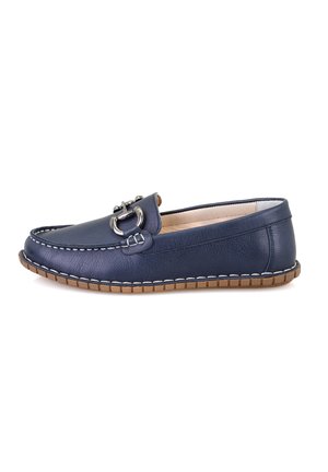 Marineblauwe leren instapschoen met een ronde neus, zilveren hardware-accent, contrast witte stiksels en een gestructureerde rubberen zool.