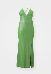 Vestido maxi verde ajustado con un profundo escote en V y tirantes entrecruzados. Presenta una abertura lateral y una textura de tela suave y brillante.