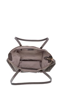 Siva vzorčasta torba z rjavimi usnjeni ročaji, ki ima prostoren notranji del obložen s tkanino in z zadrgo.