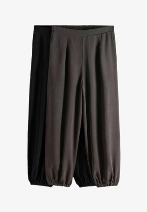 Dwie pary luźnych spodni, jedna ciemnoszara, druga czarna, z elastycznymi mankietami przy kostkach i szerokimi pasami w talii.