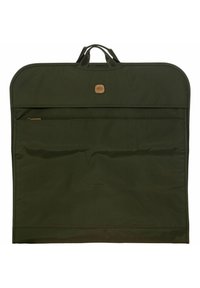 Bolsa de ropa de tela verde con forma rectangular, asa en la parte superior y un bolsillo con cremallera. Cuenta con un parche de logo de cuero y textura suave.