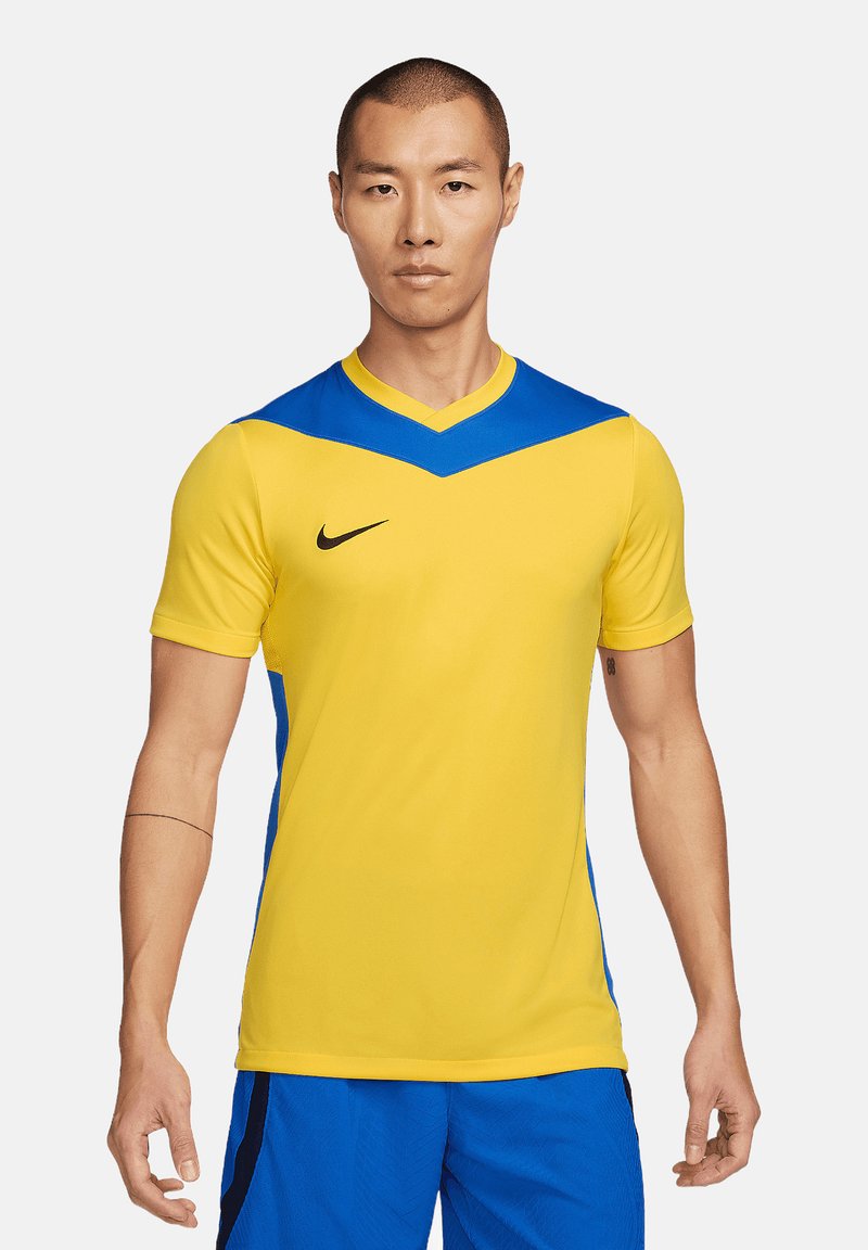 Maglietta Nike con un corpo giallo e un design a yoke blu, maniche corte e scollatura a V. Tessuto liscio e leggero, adatto per lo sport.