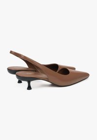 Brązowe skórzane czółenka slingback z szpiczastym noskiem, z wycięciem i zwężającym się czarnym obcasem. Gładka tekstura z minimalnymi detalami.