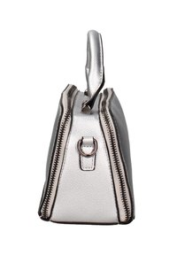 Borsa in pelle argentata con forma strutturata, manico superiore, doppie cerniere e un accento in metallo a forma di D. Finitura testurizzata con bordi a contrasto.