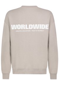 Lichtgrijze sweatshirt met ronde hals, ribgebreide boorden en onderkant. Toont "WORLDWIDE" in grote witte tekst op de achterkant, samen met kleinere tekst eronder.