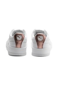 Sneaker bianche con accenti oro rosa sul tallone. Materiale liscio, punta arrotondata e suola in gomma texture. Logo presente sul retro.