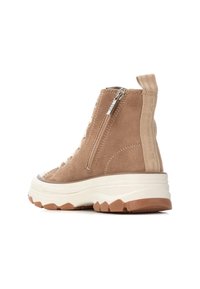 Scarpe alta in suede beige con suola bianca imbottita, zip laterale e cappio in tessuto; tomaia testurizzata e suola in gomma con battistrada.