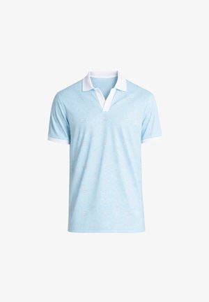 Polo de manga corta azul claro con cuello y puños blancos, que presenta un sutil patrón geométrico.