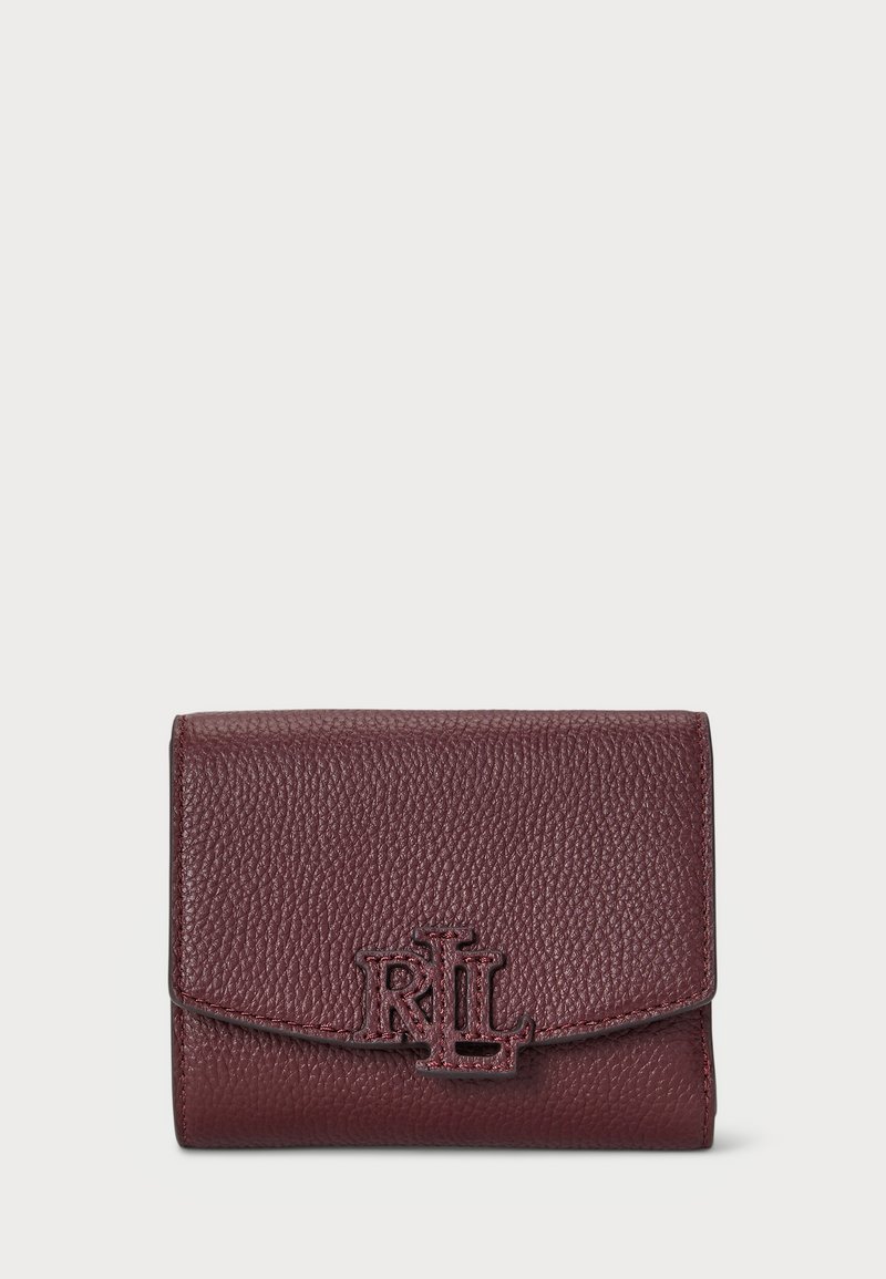 Burgundy nahkasta valmistettu lompakko, jossa on teksturoitu pinta. Edessä on kohokuvioitu logo ja kolmio muotoinen läppä.