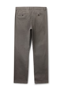 Pantaloni di cotone grigi con un design a gamba dritta, due tasche posteriori con bottone e una parte anteriore piatta con passanti per la cintura.