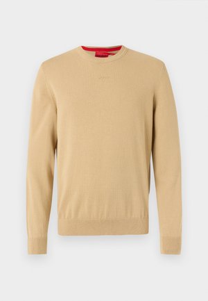 Beige herrestriktrøje med rund hals, lange ærmer, ribbede ærmekanter og kant samt et diskret broderet logo på brystet.