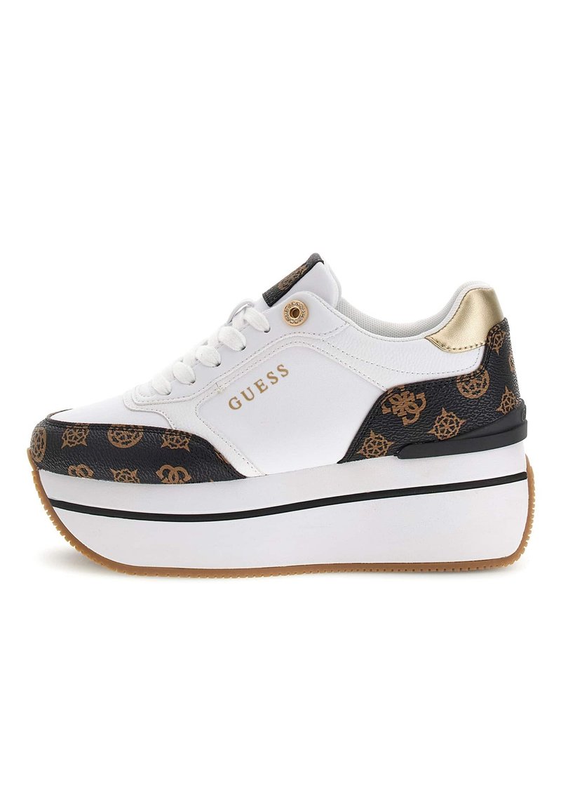 Sneaker bianco con accenti in pelle a motivo nero e marrone, dettagli in oro e una suola spessa bianca con fondo testurizzato per una migliore aderenza.
