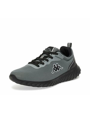 Grå og sort atletiksneaker med sorte snørebånd og logo på siden, med en tekstureret sort sål og trækflig ved hælen.