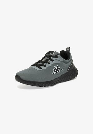 Scarpa da ginnastica grigia e nera con lacci neri e logo sul lato, con suola nera testurizzata e linguetta sul tallone.