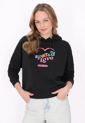 Schwarzer Hoodie mit einem bunten "spread love"-Grafik in Herzform; mit Kordelzugkapuze sowie gerippten Bündchen und Saum.