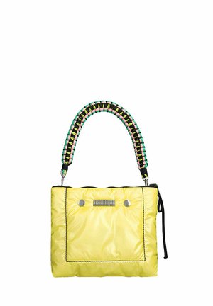 Sac à main rectangulaire jaune avec surpiqûres noires, clous décoratifs en métal, et une poignée tressée aux couleurs vert, rose et noir.