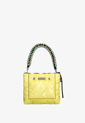 Sac à main rectangulaire jaune avec surpiqûres noires, clous décoratifs en métal, et une poignée tressée aux couleurs vert, rose et noir.